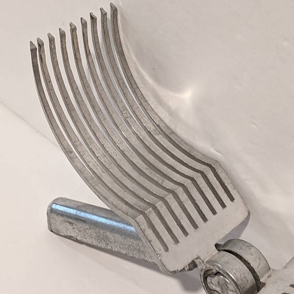 VINTAGE aluminium meat cutting tongs - Picture 13 of 16